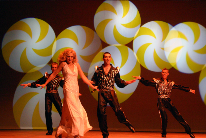 Le 15 Août 2026 en Charente, tous en chœur sur les chansons légendaires de DALIDA avec l’incroyable Sandy Sims et ses danseurs!!